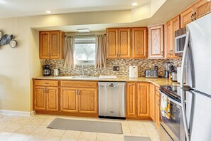 Fridge, microwave, oven, stovetop - 3 Mi to Berkshire Mall: Suburban Stay w/ Yard! (Sinking Spring)