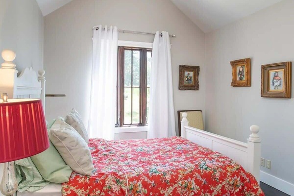 Bedroom 4, double bed + twin trundle. "Red room." Extra sheets and matching twin quilt in closet next to this room in the hallway.