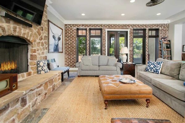 TV, fireplace, books, offices - Family Tides! Lake Gladewater (Gladewater)