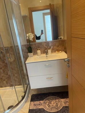 Doccia, asciugacapelli, bidet, asciugamani