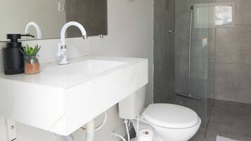 Vierbettzimmer, Mehrere Betten | Badezimmer