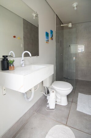 Chambre Quadruple, plusieurs lits | Salle de bain