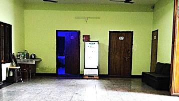 デラックス シングルルーム | リビング エリア | テレビ、プリンター