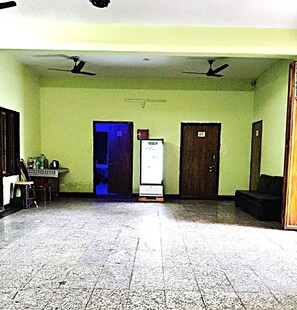 Deluxe eenpersoonskamer | Woonruimte | Televisie en een printer