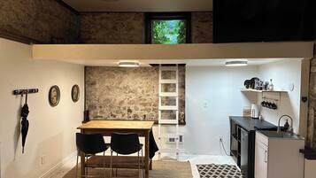 Refrigerador, microondas, cafetera y tetera y tetera eléctrica