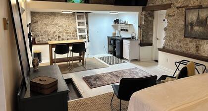 Rustic Escape - Private Suite in Downtown Elora