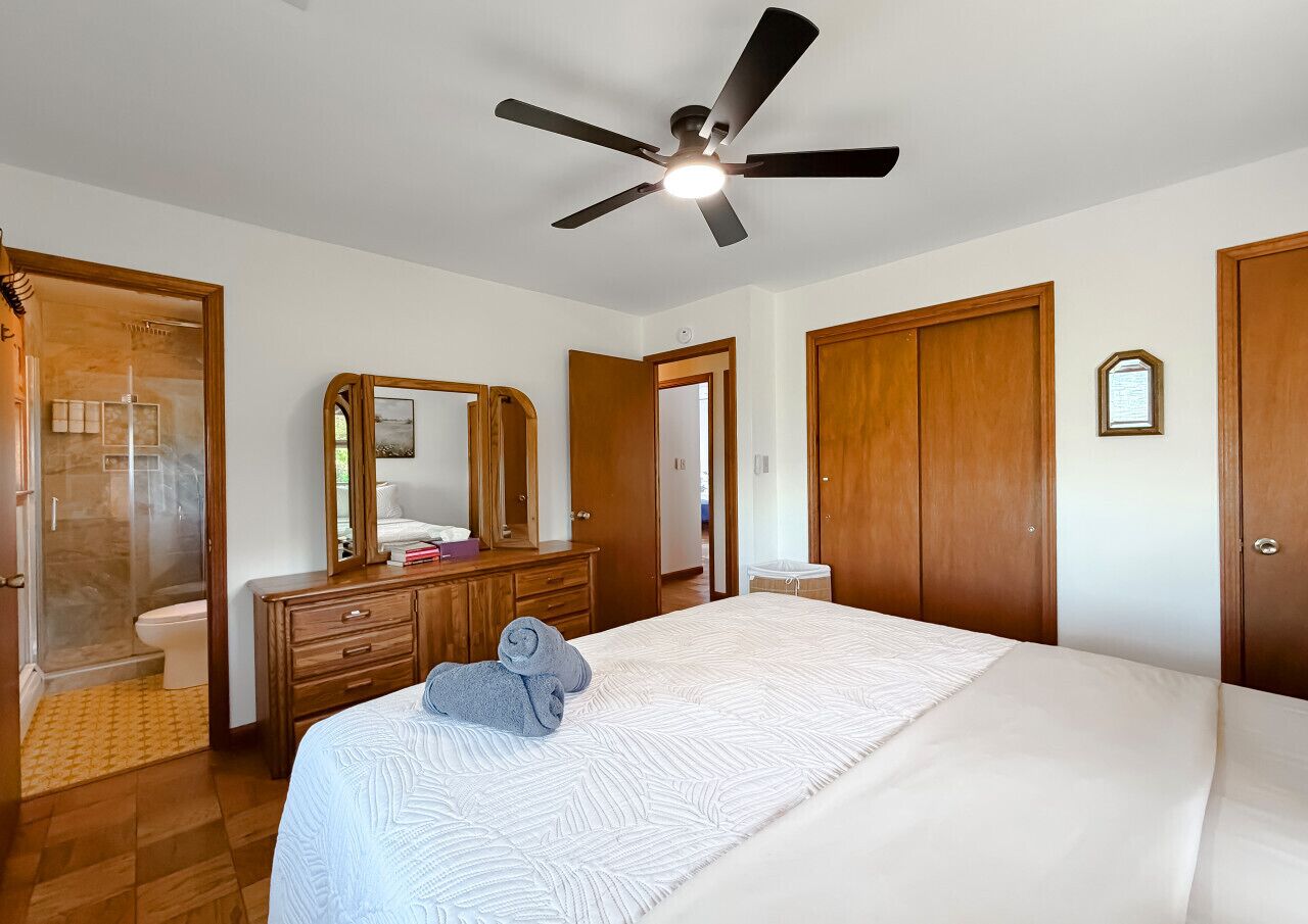 3 Schlafzimmer, Schreibtisch, Bügeleisen/Bügelbrett, Reisekinderbett