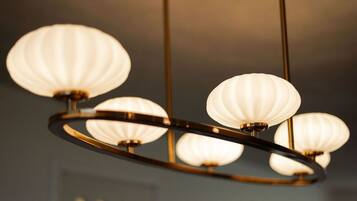 Un lampadari amb diverses lluminàries esfèriques.