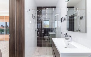 Chambre double ou avec lits jumeaux, balcon, vue sur la cour intérieure | Salle de bain | Serviettes fournies, savon, papier de toilette