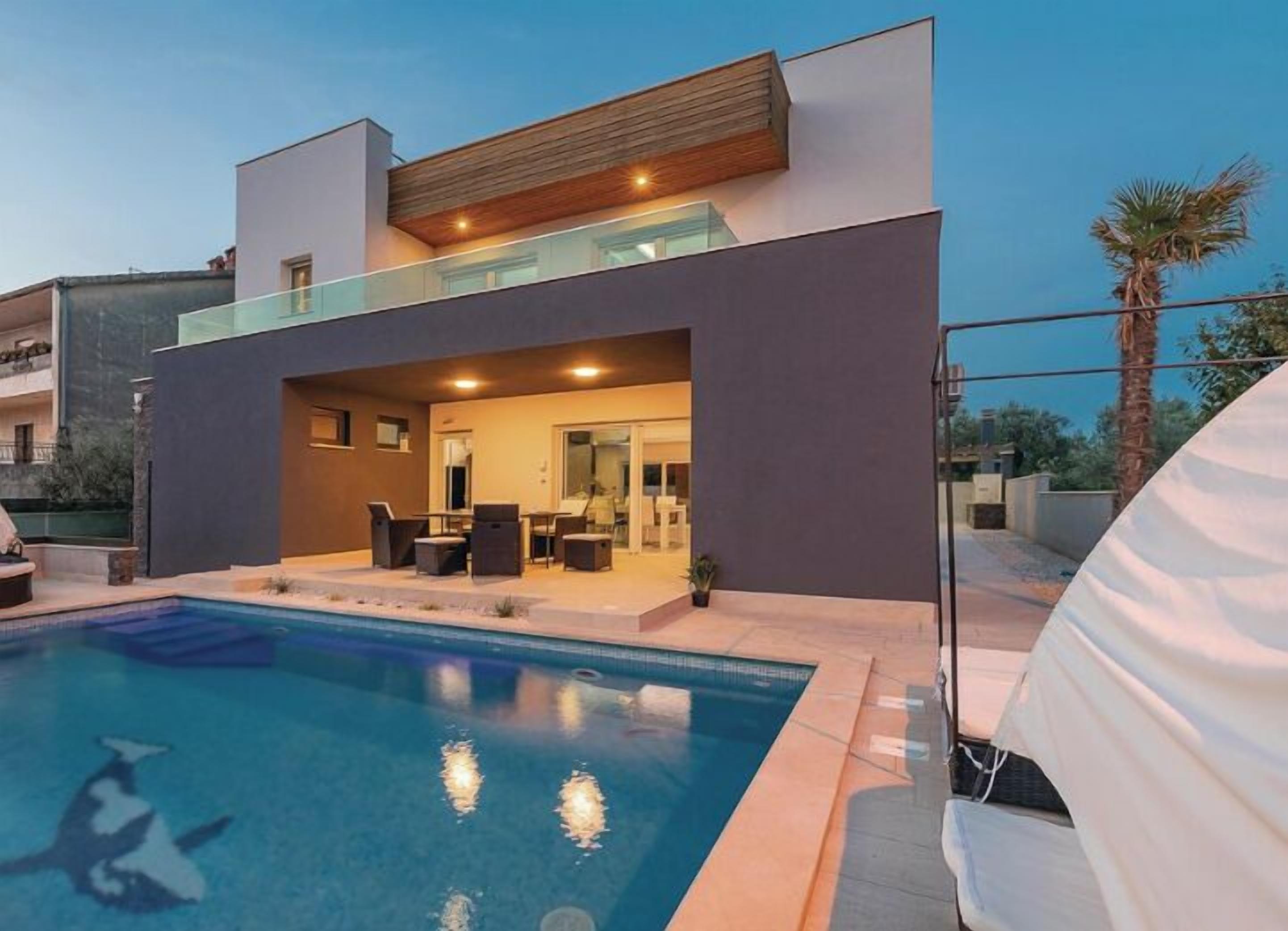 Ein modernes, zweistöckiges Haus mit Swimmingpool, Gartenmöbeln und einer überdachten Terrasse.