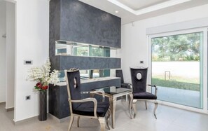 Chambre Double ou avec lits jumeaux, balcon, vue cour intérieure | Coin séjour