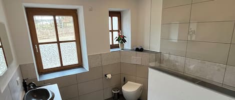 Dusche, Haartrockner, Handtücher, Toilettenpapier