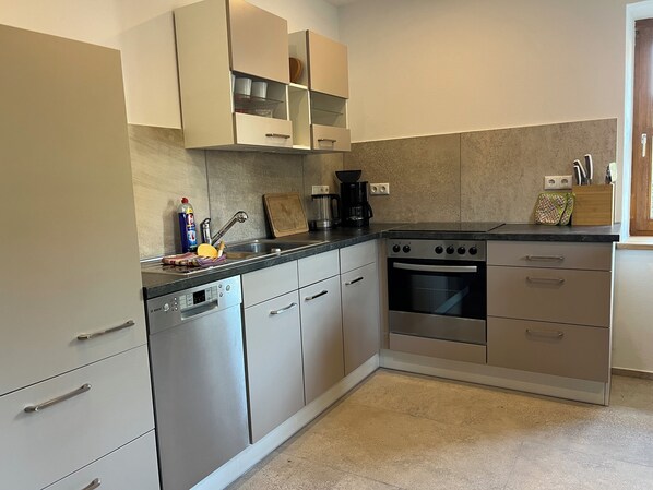 Kühlschrank, Ofen, Herdplatte, Geschirrspüler