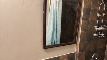 Dusche, Handtücher, Toilettenpapier