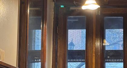 Chic Studio apartment in Brownstone with WiFi. Very quiet building.