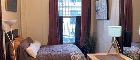 1 habitación, tabla de planchar con plancha, wifi gratis y ropa de cama