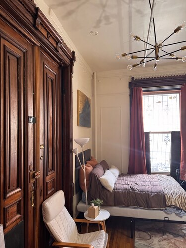Chic Studio apartment in Brownstone with WiFi.  Very quiet building.
