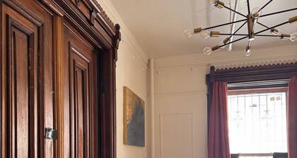 Chic Studio apartment in Brownstone with WiFi. Very quiet building.