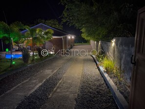 Fassade der Unterkunft – Abend/Nacht