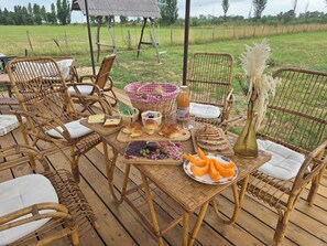 Outdoor dining - Villa Blanche Domaine de la Tapie de Bouchet - in the Camargue (Arles)