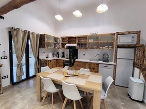 Fridge, microwave, oven, stovetop - Villa Blanche Domaine de la Tapie de Bouchet - in the Camargue (Arles)
