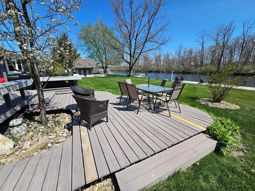 Life is Better on the Lake! 3 Bedroom Lake house with Dock for boat and Kayaks