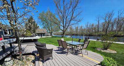 Life is Better on the Lake! 3 Bedroom Lake house with Dock for boat and Kayaks
