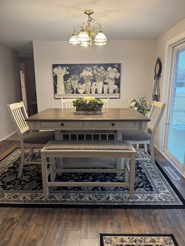 Cozy 2-bedroom condo in awesome Ashwaubenon with WiFi, AC.