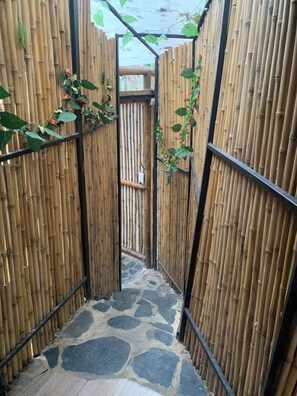 Property grounds - "Domo Nativo: Adventure and Relaxation in the Heart of the Forest". (Útica)