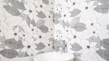 Standaard kamer | Badkamer | Een douche, handdoeken, zeep, shampoo