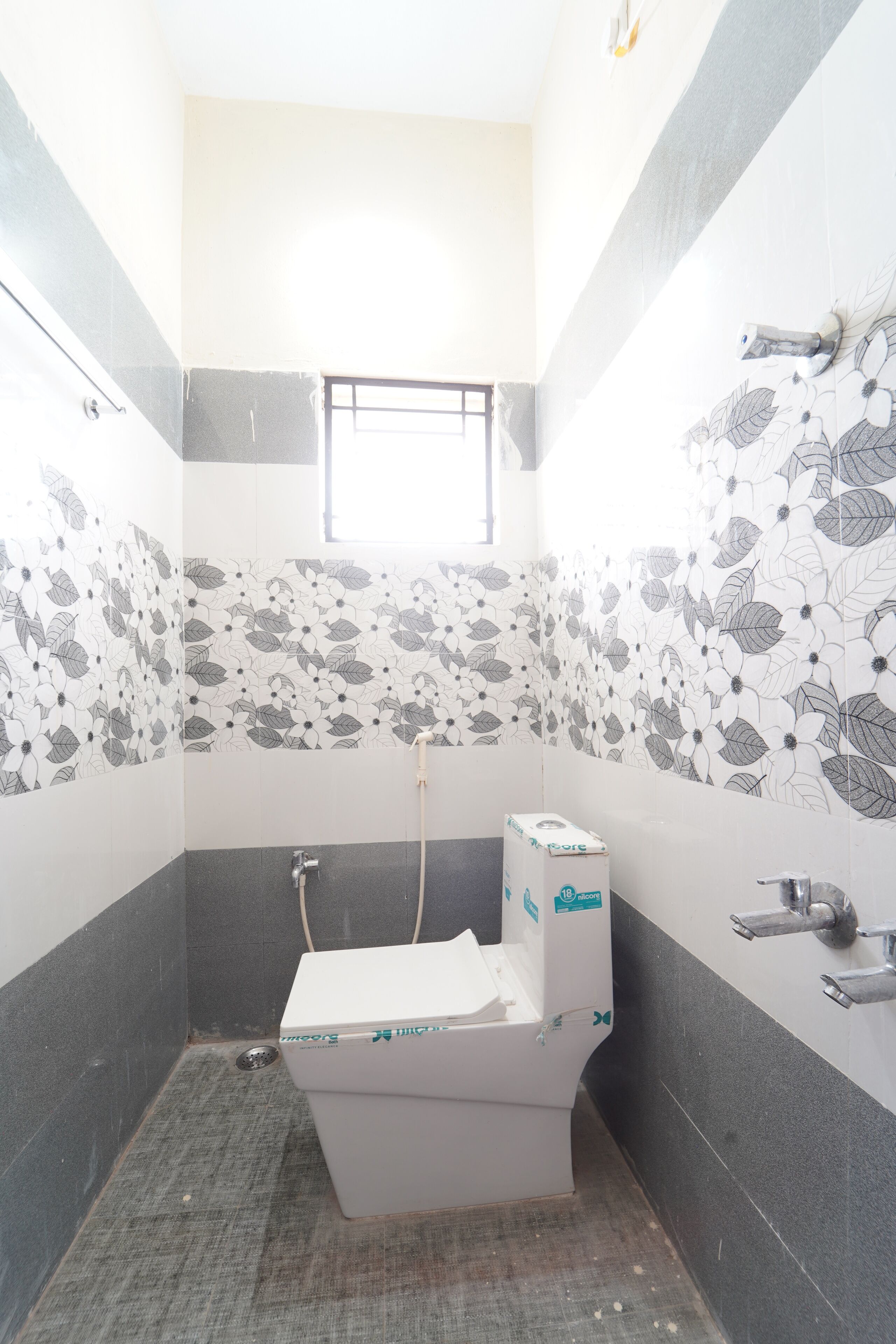 Standaard kamer | Badkamer | Een douche, handdoeken, zeep, shampoo