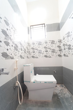 Standard Room, Air conditioning | Bathroom | Shower, towels, soap, shampoo - Medhaa Homes Madurai (Madurai)
