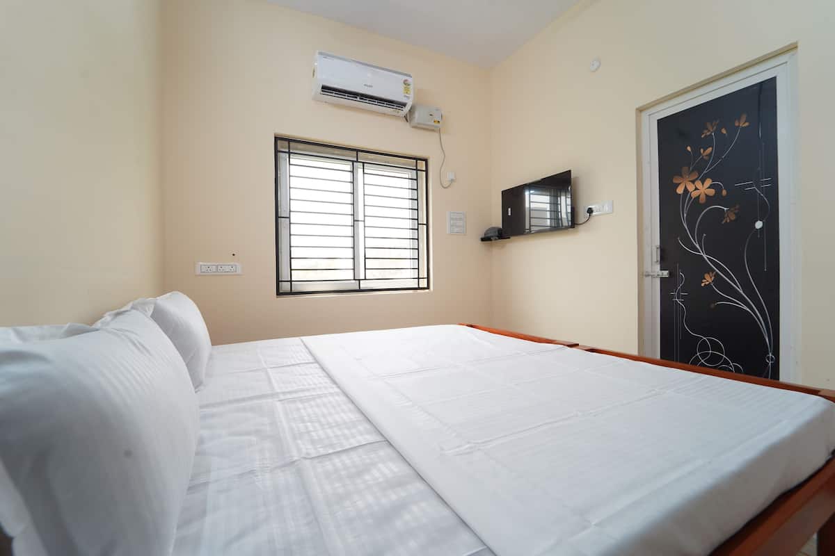Family Apartment | Desk, free WiFi