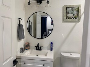 Hair dryer, towels, soap, toilet paper - Your dream spacious 4-bedroom 3 bath home with private parking for modern living (Phoenix)