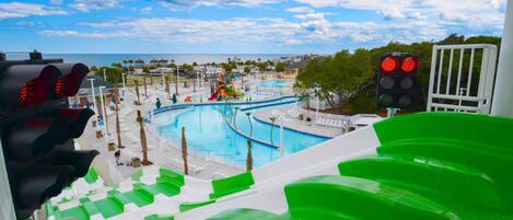 Een binnenzwembad en een buitenzwembad