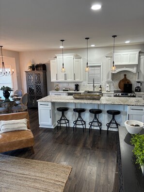 ثلاجة، ميكروويف، فرن، موقد طهي مسطح