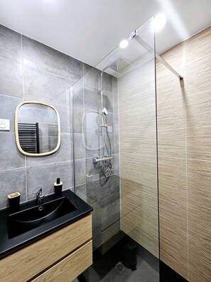 Dusche, Haartrockner, Handtücher