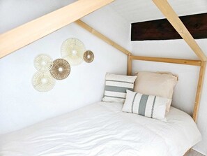4 bedrooms, travel crib, WiFi, bed sheets