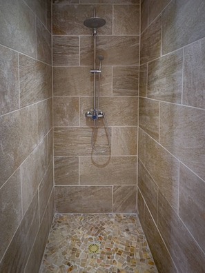 Villa familiare, 3 camere da letto, piscina privata, vista piscina | Bagno | Asciugacapelli, asciugamani, sapone, carta igienica