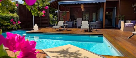 Perhehuvila, 3 makuuhuonetta, yksityinen uima-allas, näköala uima-altaalle | Terassi/patio