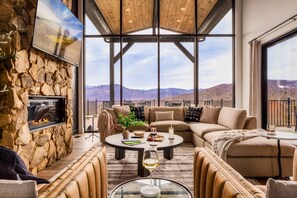 Smart TV, fireplace - SAUNA/Swim Spa/Fire Pit/Game Room/VIEWS - Midnight Glades (Gatlinburg)