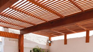 A hot tub under a wooden pergola with steps leading up to it. - Espectacular La Casita Cartagena (Cartagena)