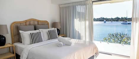 2 bedrooms, desk, iron/ironing board, WiFi