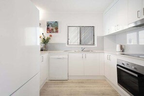 Coffee/tea maker, fridge, microwave, oven