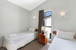 2 bedrooms, desk, iron/ironing board, WiFi