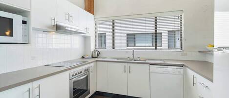 Cafetera y tetera, refrigerador, microondas y horno