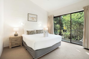 2 bedrooms, desk, iron/ironing board, WiFi