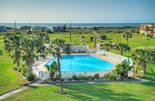 Sleeps 16 2 Beachfront Condos, Pool+pickleball+tennis Island Retreat Complex