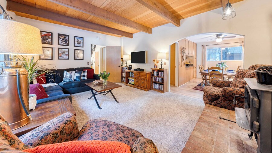 Mountain Cabin w/ Fireplace, Balcony & Easy Ski Access Bear Americana