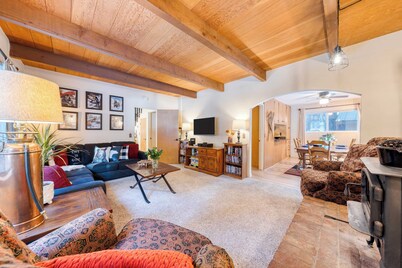 Mountain Cabin w/ Fireplace, Balcony & Easy Ski Access Bear Americana